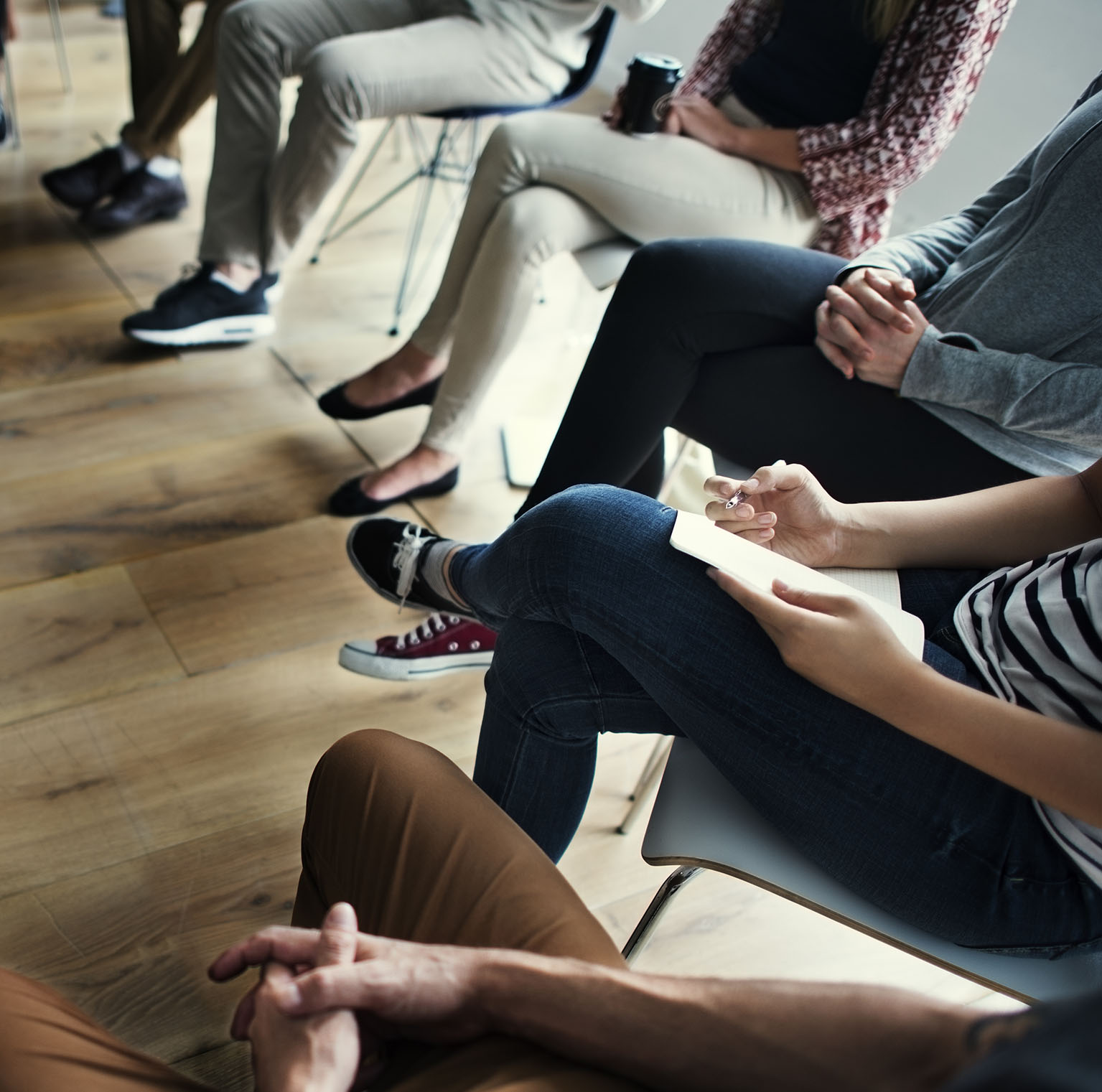 Menschen treffen zum Informationsaustausch zusammen