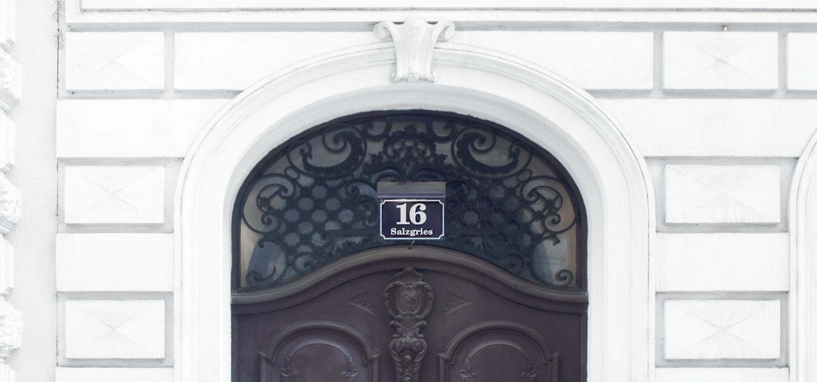 Eingangstür zur Adresse Salzgries 16